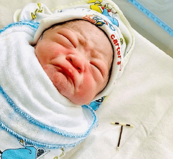 피임기구를 손에 쥐고 태어난 베트남 신생아. / 사진=하이퐁국제병원 공식 페이스북